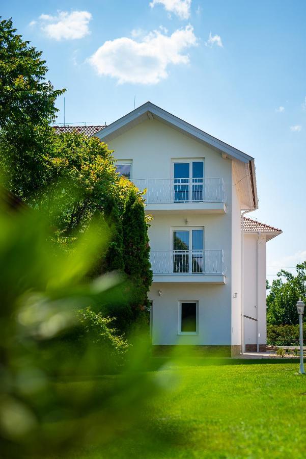 Aranyszarvas Panzio, Etterem Es Grillterasz Apartment Exterior photo