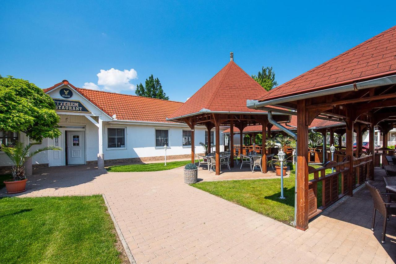 Aranyszarvas Panzio, Etterem Es Grillterasz Apartment Exterior photo