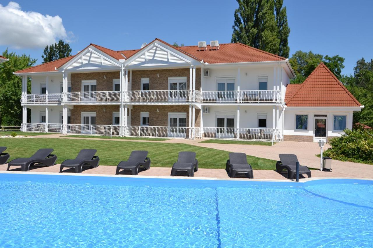 Aranyszarvas Panzio, Etterem Es Grillterasz Apartment Exterior photo